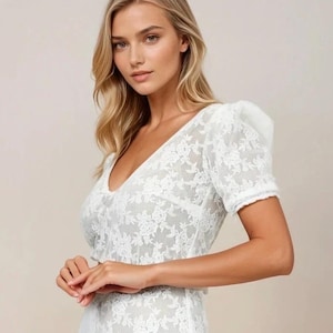 Stunning vintage-inspired wedding dress with floral lace, elastic fit, and a romantic boho style – perfect for your dream wedding