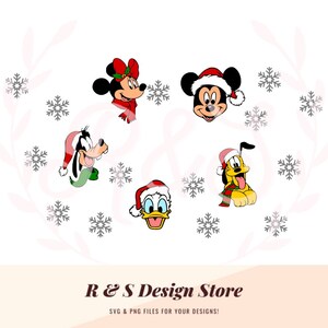 Puede incluir: Una ilustración digital de Mickey Mouse, Minnie Mouse, Donald Duck y Goofy con gorros de Papá Noel y rodeados de copos de nieve. Los personajes están en un estilo de dibujos animados y tienen un tema navideño festivo.
