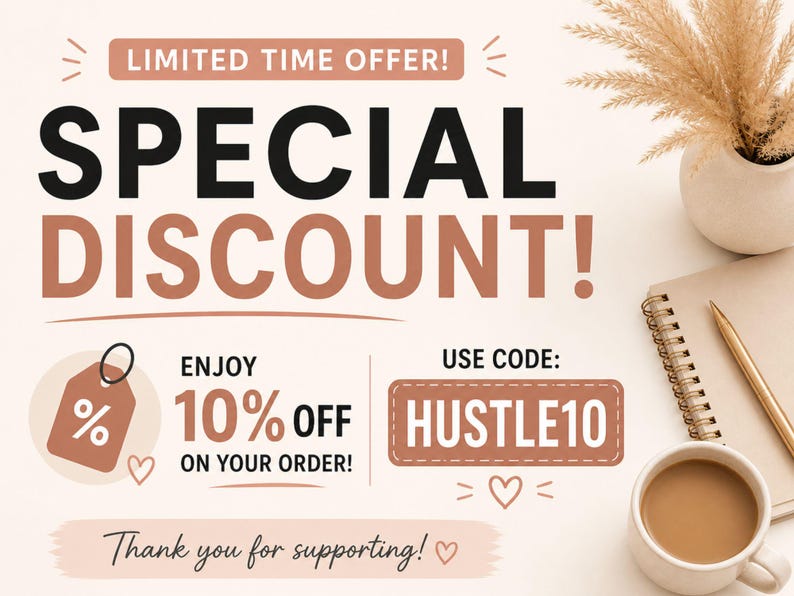 K&ouml;nnte beinhalten: Werbebild mit dem Text "SPECIAL DISCOUNT!". Es enth&auml;lt auch "ENJOY 10% OFF" und "USE CODE: HUSTLE10". Eine Kaffeetasse, ein Notizbuch und eine dekorative Vase sind ebenfalls zu sehen. Sonderangebot.