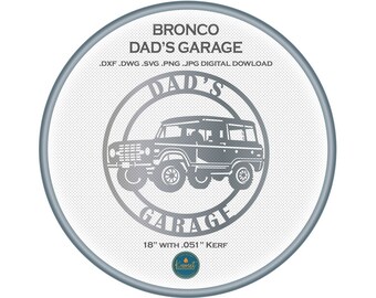 Könnte beinhalten: Ein weißer Kreis mit grauer Umrandung, der eine Schwarzweißillustration eines Oldtimer-Bronco-Trucks zeigt. Der Text "Bronco Dad's Garage" befindet sich oben, und "Dad's Garage" ist in einem Kreis um den Truck herum angeordnet. Der Text "18" mit einem "Kerf" von 0,051" befindet sich unten.