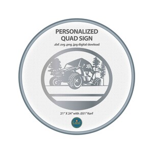 Op de afbeelding: Een zilveren cirkel met een witte achtergrond en een zwart silhouet van een quad ATV die door een bos rijdt. De tekst "PERSONALIZED QUAD SIGN" staat bovenaan de cirkel. De tekst "dif.svg.png .jpg digital download" staat onder de titel. De tekst "21"x24" met .051" Kerf" staat onderaan de cirkel.
