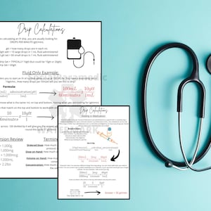 Könnte beinhalten: Ein schwarzes Stethoskop liegt auf einer hellblauen Oberfläche neben drei weißen bedruckten Seiten mit medizinischen Berechnungen und Formeln. Die Seiten enthalten Text zu Tropfenberechnungen und Medikamenten.