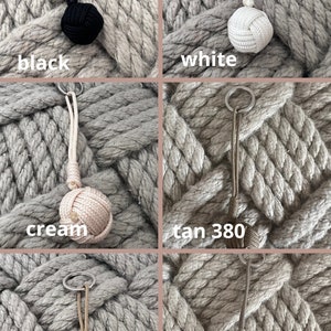 Peut inclure: Une collection de porte-clés décoratifs de couleurs variées : noir, blanc, crème, or et deux nuances de beige. Chaque porte-clés présente un design de boule nouée et un anneau argenté. Le fond est une corde tressée texturée.