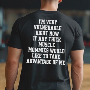 Camiseta Vulnerable Gym: Diseño divertido para la espalda con motivación para el culturismo