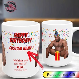 Può includere: Tazza in ceramica bianca con un design di compleanno umoristico. La tazza presenta il testo "HAPPY BIRTHDAY! CUSTOM NAME" e un'immagine di un uomo con un cappello da festa. La tazza ha anche il testo "wishing you get lots of BBC (Big Birthday Cheer)".