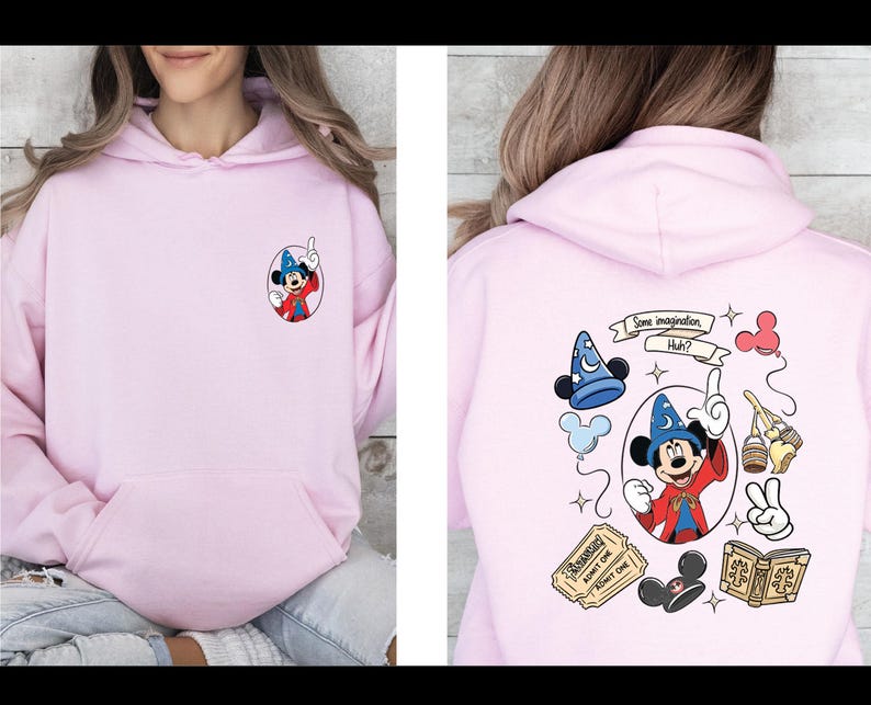 Op de afbeelding: Lichtroze hoodie met een voorzak en een kleine Mickey Mouse-afbeelding op de voorkant. De achterkant toont een groter Mickey Mouse-ontwerp met de tekst "Some imagination, Huh?" en andere cartoon elementen.