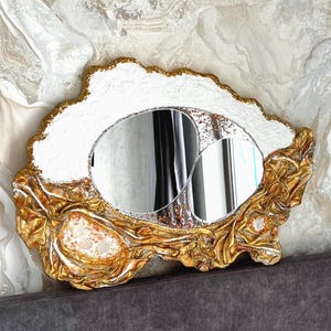 Espejo dorado moderno hecho a mano, espejo dorado de lujo, espejo llamativo, arte de pared con acento único, espejo decorativo para sala de estar.