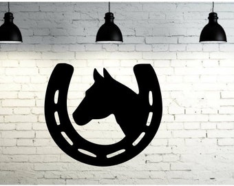 Hästsko metallkonstdekor, häst, metallkonst väggdekor, metallväggkonst, metallhäst, gårdsdekor, ladugårddekor, hingst, mustang.