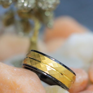 Yellow Gold Men&#39;s Wedding Ring, Hammered Ring, Black Tungsten Ring, Gold Center Hammered Unique Wedding Band, Personalized Engraving Rings