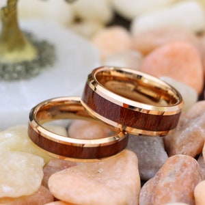 Alliance en bois, Alliance en or rose, Alliance pour elle et lui, Couples d'anneaux en tungstène avec incrustation de bois, Bague couple, Anneaux en bois assortis