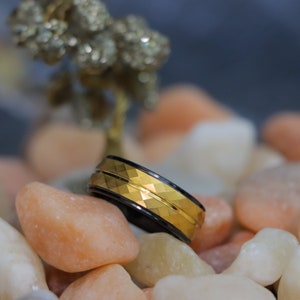 Yellow Gold Mens Wedding Ring, Hammered Ring, Black Tungsten Ring, Gold Center Hammered Unique Wedding Band, Men&#39;s Black & Gold Wedding Ring