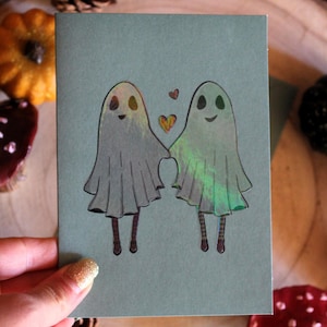 Carte Saint-Valentin couple de fantômes amoureux, illustration mignonne avec chaussettes rayées, dessin fait main avec relief holographique