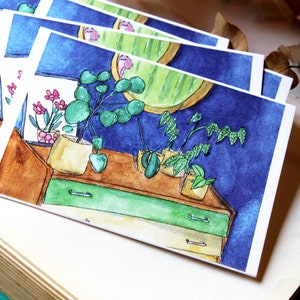 Riproduzione di una cartolina originale ad acquerello, realizzata a mano, con cassettiera blu reale, camera da letto, illustrazione di una casa d'epoca, poster retrò, foto polaroid