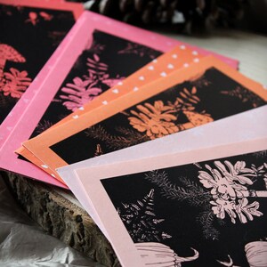 Carte d'automne originale avec champignons courges et fougères façon linogravure, carte postale double avec enveloppe, idée cadeau fait main