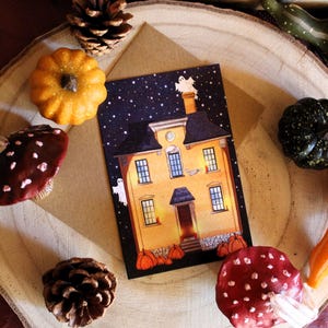 Carte postale aquarelle fait main Maison hantée avec fantômes mignons Reproduction Halloween d'une maison ancienne et son illustration