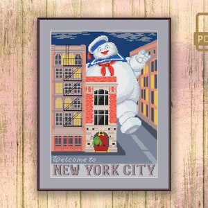 Può includere: Uno schema di punto croce con un fantasma dei cartoni animati con un cappello da marinaio in piedi di fronte a un edificio con il testo "Benvenuti a New York City".