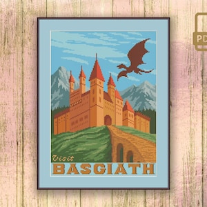 Könnte beinhalten: Kreuzstich-Kunstdruck mit einer Burg mit rot gekrönten Türmen, einem fliegenden Drachen und dem Text "Visit Basgiath". Das Kunstwerk ist vor einem blauen Himmel mit Bergen im Hintergrund platziert. Ein PDF-Symbol befindet sich oben rechts.