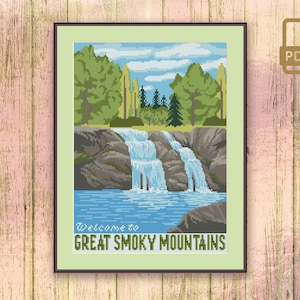 Może przedstawiać: Plakat w stylu vintage z niebieskim niebem, zielonymi drzewami i wodospadem spadającym ze skał. Tekst głosi "Witamy w Great Smoky Mountains".