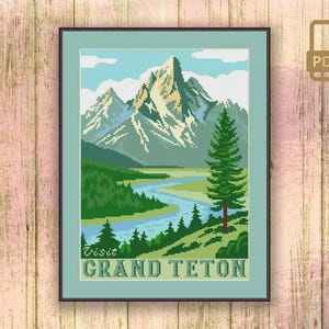 Może przedstawiać: Wydruk artystyczny haftu krzyżykowego przedstawiający pasmo górskie Grand Teton. Grafika przedstawia rzekę, wiecznie zielone drzewa oraz tekst "Visit Grand Teton" w oprawie. Paleta kolorów obejmuje odcienie zieleni, błękitu i beżu.