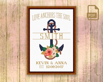 Könnte beinhalten: Ein Kreuzstichmuster mit einem marineblauen Anker mit goldenem Seil und floralen Akzenten. Der Text "Love Anchors the Soul" befindet sich über dem Anker, und der Text "Smith" befindet sich unter dem Anker. Der Text "Kevin & Anna Est. 12.09.2017" befindet sich unter dem Anker.