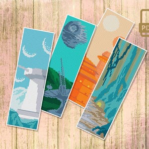 Puede incluir: Cuatro diseños de marcapáginas coloridos con escenas de Star Wars. Los marcapáginas están hechos de plástico o tela y miden aproximadamente 15 cm de largo. Los diseños incluyen una Estrella de la Muerte, una escena del desierto con un edificio, una escena del bosque y una escena con una nave espacial.