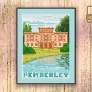 Op de afbeelding: Een kruissteekpatroon met een vintage-achtige illustratie van een groot, lichtbruin landhuis met witte versieringen. Het landhuis is omgeven door groene bomen en een blauw meer. De tekst "Visit Pemberley" is onder de afbeelding gedrukt.