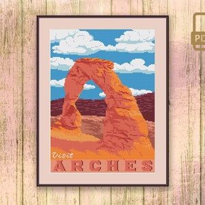 Może przedstawiać: Wzór do haftu krzyżykowego przedstawiający kolorowe przedstawienie Delicate Arch w Parku Narodowym Arches w stanie Utah. Pod łukiem widnieje napis "Visit Arches".