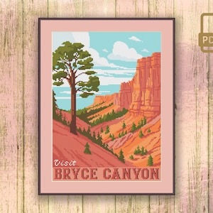 Może przedstawiać: Wzór do haftu krzyżykowego przedstawiający malowniczy widok Bryce Canyon National Park w stanie Utah. Wzór zawiera duże drzewo sosnowe, czerwone formacje skalne i błękitne niebo z białymi chmurami. Tekst "Visit Bryce Canyon" znajduje się na dole wzoru.