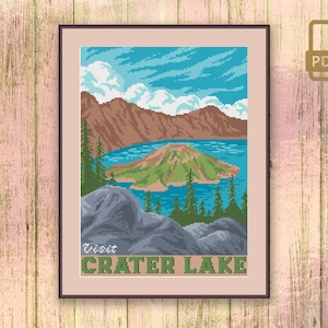 Może przedstawiać: Wzór na haft krzyżykowy przedstawiający Crater Lake w Oregonie. Wzór przedstawia niebieskie jezioro z zieloną wyspą w środku, otoczone brązowymi górami i błękitnym niebem z białymi chmurami. Tekst "Visit Crater Lake" znajduje się na dole wzoru.
