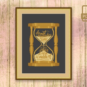 Può includere: Una clessidra dorata con il testo "Non sprecare il tempo, qual è la vita se non la somma dei momenti di cui è fatta?" stampato sul vetro.