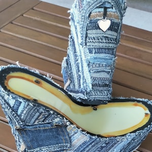 Met denim beklede sleehak met geheim vak. Creëer je eigen sandaal.