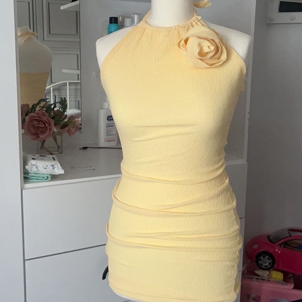 Neckholder Kleid mit Rose