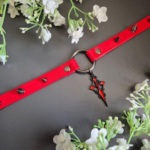 Choker mit Spikes und rotem Kreuz handgefertigt im gothic Stil