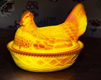 Fenton イエロー　バスケット　ミルクガラス Vintage Fenton Ice Blue UV Reactive Glass Hen on Basket Nest 7
