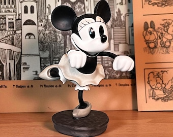 Classics Walt Disney Collection - Minnie - the Delivery Boy - 