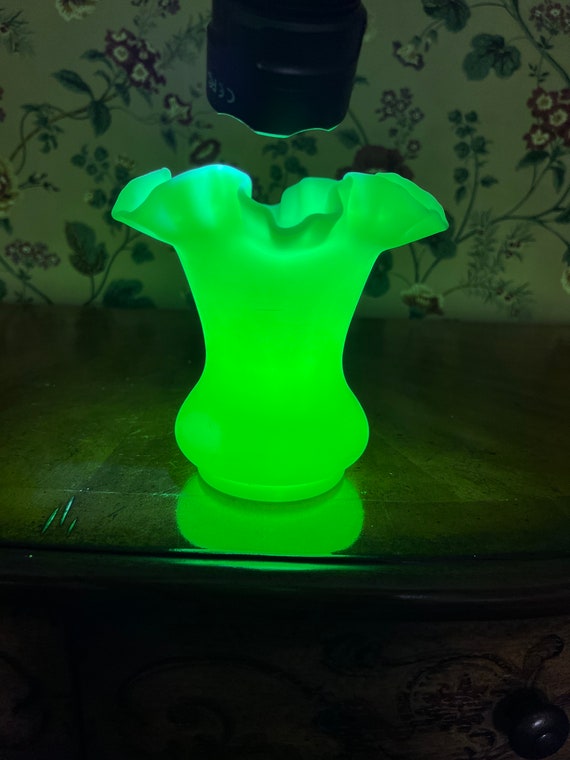 Fenton Vintage 1970's Uranium Custard Satin Glass Crimped Edge