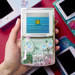 Aurora – Game Boy Color personalizado iridiscente / LCD IPS / Botones iridiscentes