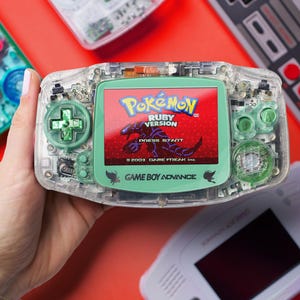Celebi Game Boyß: Gemoddeter Retro GBA mit Glitzerknöpfen