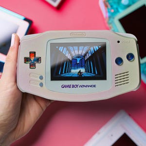 Coquille nacrée Game Boy Advance | Boutons irisés opale coucher de soleil | Console rétro portable vintage personnalisée