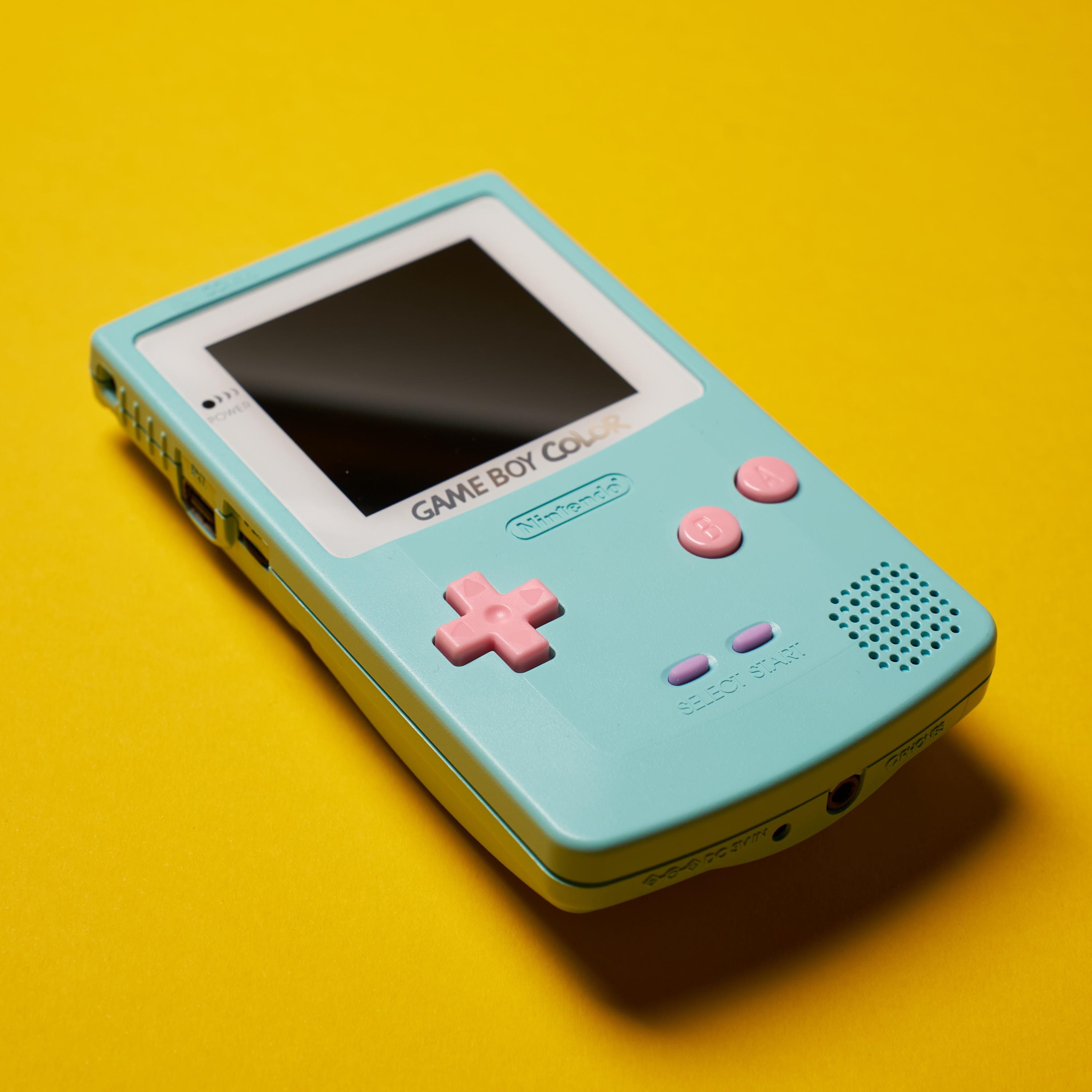 ベビーブルーのゲームボーイカラー：ラミネートIPSディスプレイと