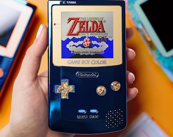 Game Boy Color azul medianoche: carcasa metálica, botones dorados, consola retro