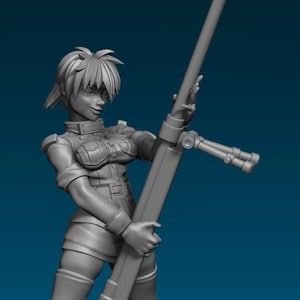 Pode incluir: Uma miniatura impressa em 3D de cor cinza de uma figura feminina segurando um rifle grande. A figura está vestindo um uniforme de estilo militar e tem cabelo curto. A figura está em pé sobre uma base redonda. A miniatura é pintada de cinza.