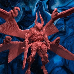 Peut inclure: Une miniature d'un démon rouge à ailes, imprimé en 3D, avec plusieurs bras et un casque à cornes. La miniature est posée debout, les ailes déployées. La miniature est sur un fond bleu avec un motif tourbillonnant.