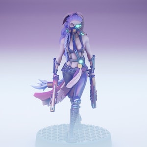 Peut inclure: Une figurine d'action féminine aux cheveux violets, portant un masque à gaz et une cape rouge et blanche. Elle tient deux armes à feu et se tient sur une base circulaire.