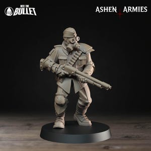 Op de afbeelding: Een grijze miniatuurfiguur van een soldaat met een gasmasker, helm en militair uniform, die een shotgun vasthoudt. Het beeldje staat op een zwarte basis. De tekst "Bite the Bullet" en "Ashen Armies" zijn zichtbaar.
