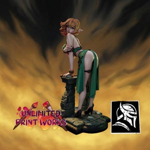 Può includere: Statuetta fantasy di una donna con le orecchie a punta, che indossa un vestito verde, appoggiata a una struttura in pietra. La statuetta ha i capelli rossi e posa in modo provocatorio. La base ha il testo "UNLIMITED PRINT WORKS" e un logo.