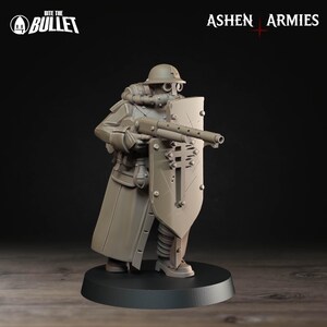 Op de afbeelding: Een grijze miniatuurfiguur van een soldaat uit de "Ashen Armies" collectie, met een geweer en schild. De figuur draagt een helm, gasmasker en lange jas. Het schild heeft een kruisontwerp. De basis is zwart, op een donkere achtergrond.