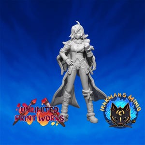 Può includere: Una figura in miniatura grigia di un personaggio femminile in posa dinamica, con un lungo cappotto, stivali e un abito dettagliato. La figura è ambientata su uno sfondo blu, con il testo "UNLIMITED PRINT WORKS" e "IRKMANS MINIS" nell'immagine.