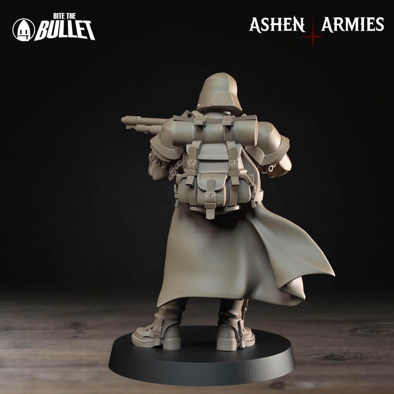 Op de afbeelding: Een grijze miniatuurfiguur van een soldaat uit de "Ashen Armies" collectie, van achteren gezien. De figuur is uitgerust met een helm, rugzak en geweer. De figuur staat op een zwarte basis. Het "Bite the Bullet" logo is zichtbaar.