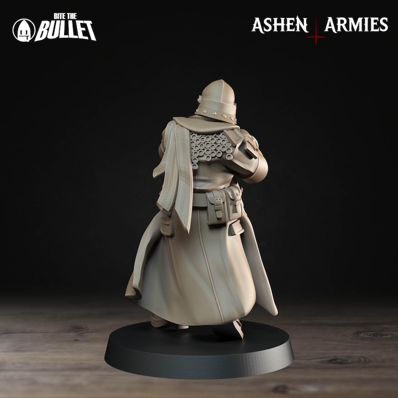 Op de afbeelding: Een onbeschilderde miniatuurfiguur van een middeleeuwse soldaat, van achteren gezien. De figuur draagt een helm, harnas en een lange jas. De basis is zwart en de figuur is lichtbeige. De teksten "Bite the Bullet" en "Ashen Armies" zijn zichtbaar.
